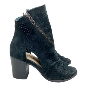 Sleek Black Ankle Boots with Zipper